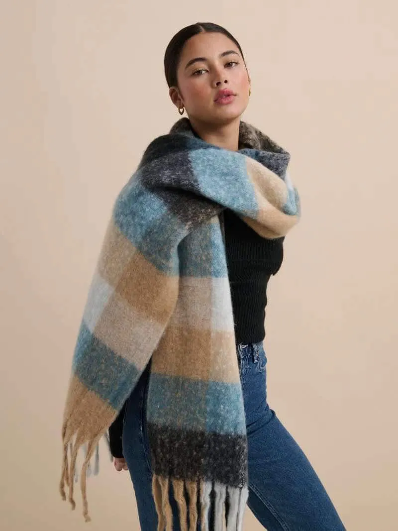 Lindy Checkered Fluffy Scarf Blue