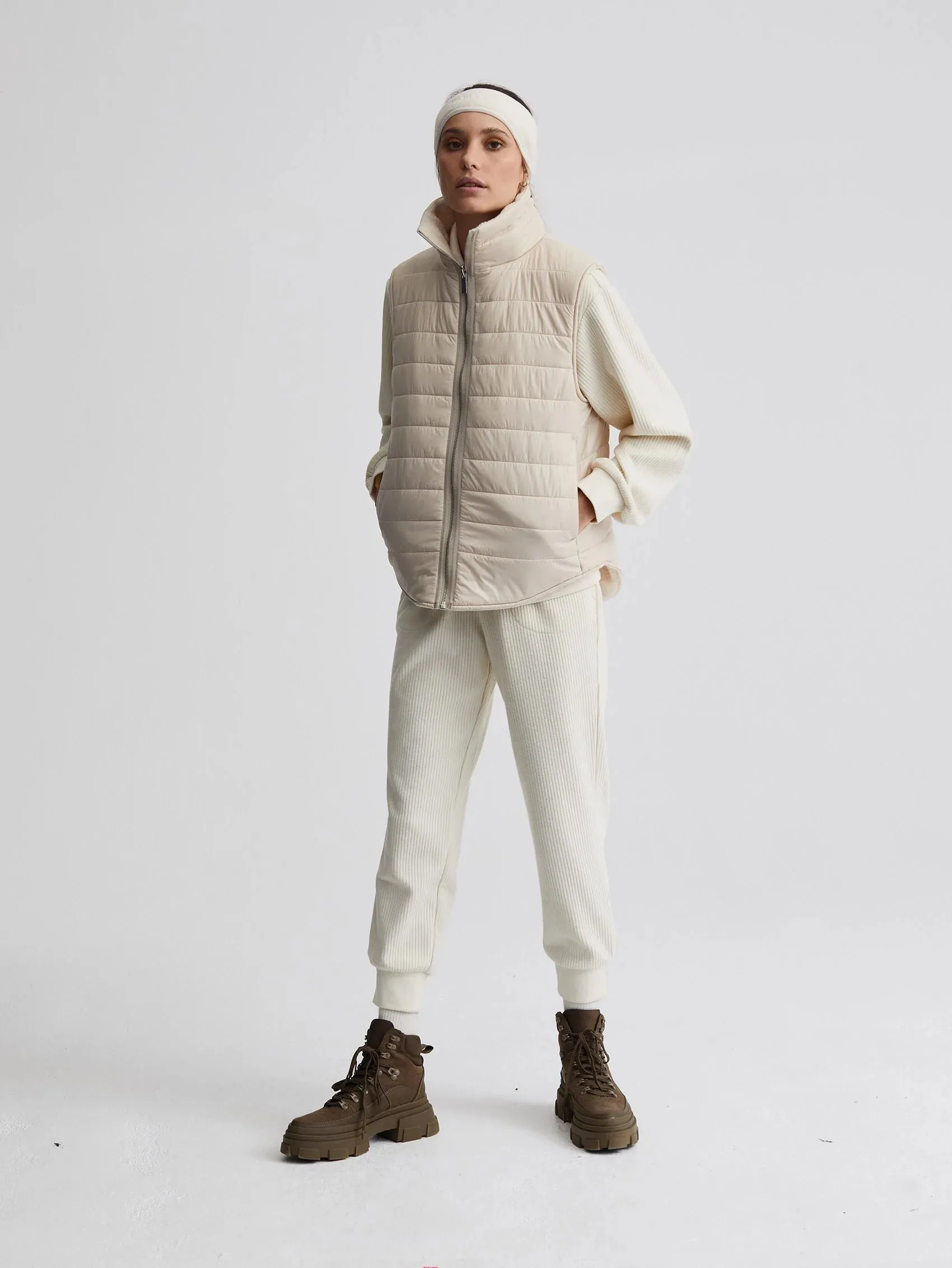 Varley Ellis Reversible Quilt Gilet - Sandshell/Silver Lining